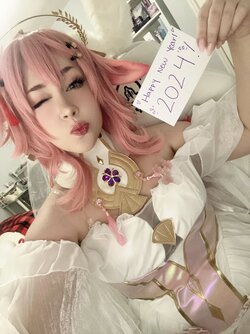 Junkenstein - Bride Yae Miko selfies