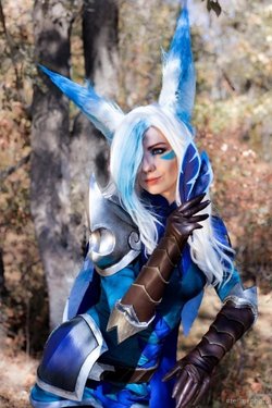 Cosplayer: Eva Sirin - Xayah (League of Legends)