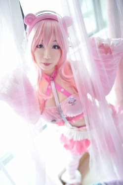 GN洛子芥 x Rainight魈雨 x 咲千宸 x 是粗粗不是姐姐 x 米诺Hireki x 薇上 Super Sonico Cosplay