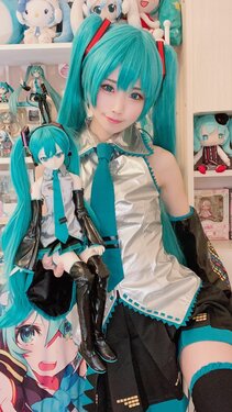 [倉坂くるる] 初音ミクさんのコスプレ自撮り写メ