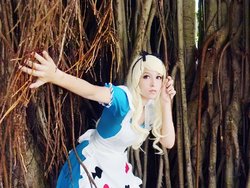 Cosplayer: Pinkie Bunny - Alice (Alice in Wonderland)