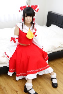 Reimu Hakurei Cosplay - ROM001