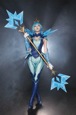 Cosplayer: Aza Miyuko - Elementalist Lux (League of Leyends)