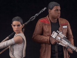 Star Wars ArtFX+ Rey & Finn Statue Set (The Force Awakens) [bigbadtoystore.com]