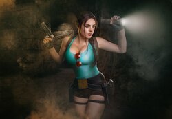 Alice Cosplay - Lara Croft