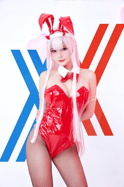 Cosplayer Azami Zero Two Bunny