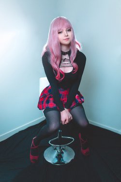 Sneaky - Snacky and the thighs