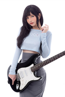 Azami - Guitar Sister