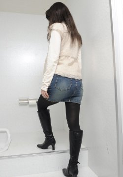 Japan Girl in Toilet 01