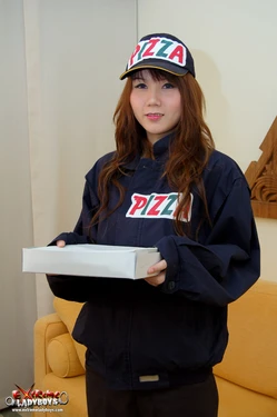 [Extreme Ladyboy] Cheen/Chieen - The girl who delivers!
