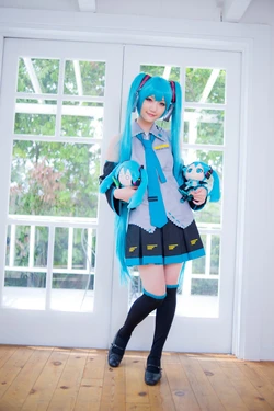 Hatsune Miku (Vocaloid) Cosplay by Kuuya!
