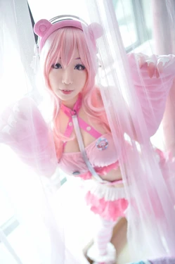 GN洛子芥 x Rainight魈雨 x 咲千宸 x 是粗粗不是姐姐 x 米诺Hireki x 薇上 Super Sonico Cosplay