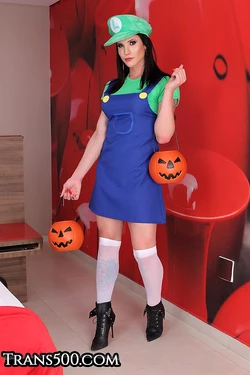 Victoria Carvalho is Luigi