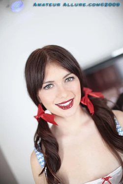 Ashlyn Rae as Dorothy Gale