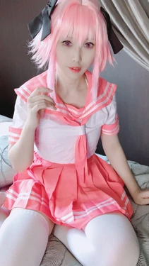 [艶兎] ピンクセーラー服と縞々ブラパンツ❣️