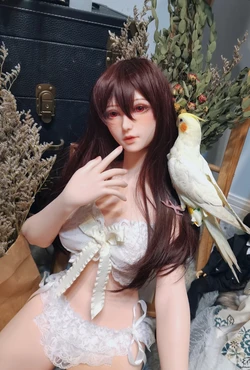 Kyoda Ayaka's Secret Studio ~ The parrot wants to participate too! Taken by Furry Otter