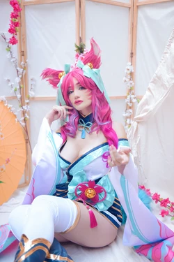 Sophie Valentine - Ahri Blossom Spirit