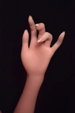 Elsa Babe dolls' articulated fingers are finally here!