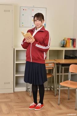 [lovepop]三田サクラ ガードが固そうな文学美少女が笑顔で大胆に露出してくれる！制服ジャージ