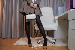 #铃木美咲_Vol.087 美人女教师想和我谈恋爱？骗人的吧！第二话 [45P+1V-2.86GB]