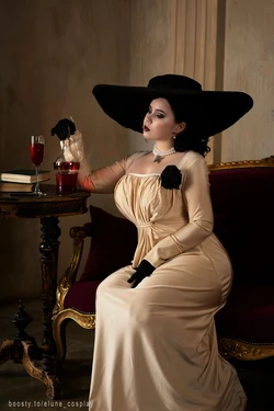 Elune - Lady Dimitrescu