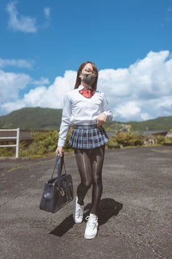 お尻丸出しの制服ミニスカートに黒ストッキング