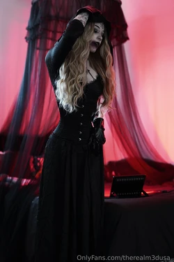 Medusa Black - Bella Dimitrescu