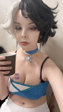 Helly Valentine - Luna Snow selfie