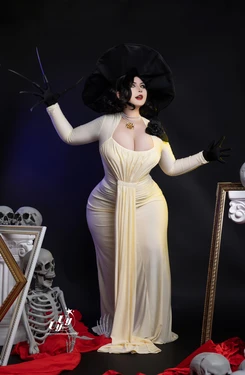 UyUy - Lady Dimitrescu