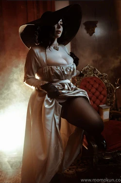 Momokun - Lady Dimitrescu